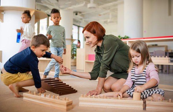Apprentissage montessori : guide pratique pour parents et éducateurs